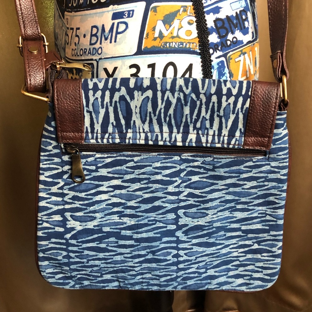 Blue Wave Pattern Adjustable Crossbody Purse Bag - image 8